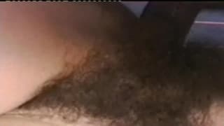 Heiße Brünette mit haariger Möse im Gangbang Heiße Brünette mit haariger Möse im Gangbang