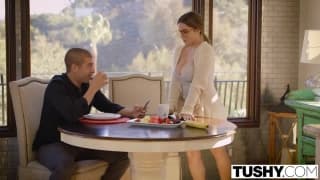 Natasha Nice lässt sich hart anal ficken