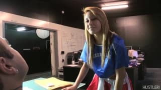 Marina Angel geht für Sascha auf die Knie