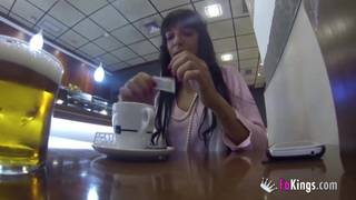 Yolanda ist eine Brünette die gerne reitet