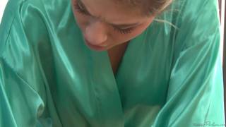 Lia Lor gibt Josh Rivers eine Massage