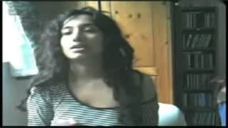 Sie spielt vor der Kamera mit ihren Titten