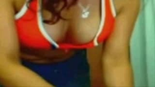 Eine vollbusige Rothaarige will masturbieren