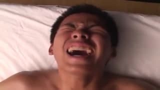 Dieser Asiate benutzt gerne seine Hände