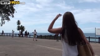 Abbey und Slava haben Spaß in der Natur