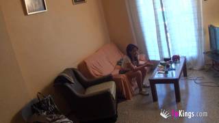 Tati Rodriguez wird auf dem Sofa gebumst!