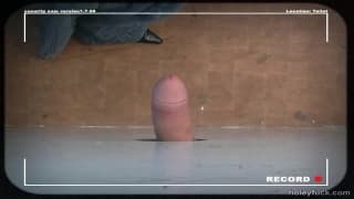 Lili bläst diesen Schwanz durch ein Gloryhole