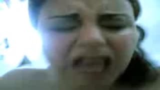 Eine arabische Brünette wird hart gebumst