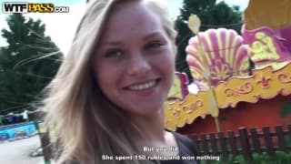 Junge Schlampe wird hart draußen gefickt