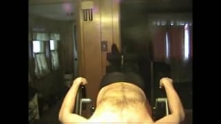 Dieser schwule Kerl trägt gerne Strapse