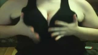 Sie macht uns mit ihren saftigen Titten geil