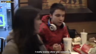 Sie wird auf der Couch hart gefickt