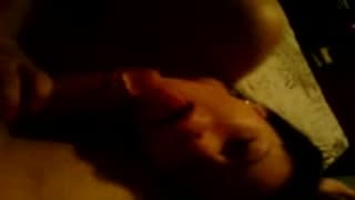 Sie bläst den Pimmel hart vor der Kamera