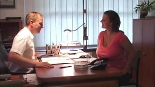 Große Melonen wackeln im Büro