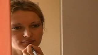 Eine vollbusige Frau steht auf Analsex