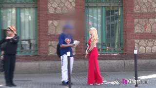 Clara fickt mit jedem Mann den sie trifft