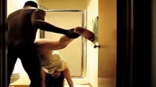 Der Schwarze fickt die arme weiße Frau im Bad