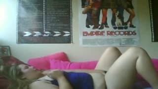 Diese runde Amateurin befriedigt sich selbst