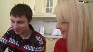 Blonde Schlampe freut sich über harten Schwanz