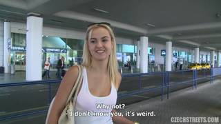 Süße blonde Kristyna wird auf dem Auto gebumst Süße blonde Kristyna wird auf dem Auto gebumst