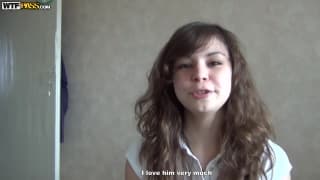 Eine wilde Brünette bläst und fickt