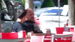 Lili ist in einem Hotelzimmer mit diesem Kerl