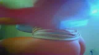 Sie wackelt mit dem Arsch und fickt sich dann