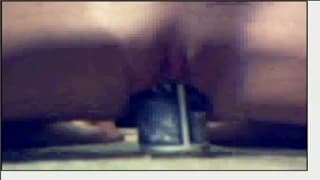 Die Muschi wird vor der Webcam mit Toy gefickt