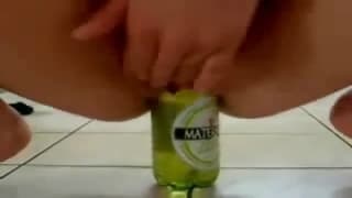Sie fickt sich mit einer Bierflasche selbst