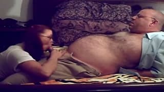 Dieser alte Kerl bumst eine heiße Studentin