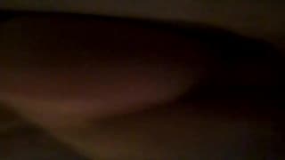 Sie hat einen Arsch, der sich auf mir bewegt