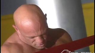 Arpad Miklos hat einen Dreier in einem Boxring Arpad Miklos hat einen Dreier in einem Boxring