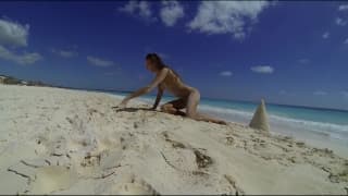 Sie zeigt ihren Körper heute am Strand Sie zeigt ihren Körper heute am Strand