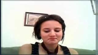 Sie fickt ihre Muschi mit einem Sexspielzeug