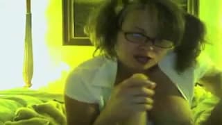 Nette Blondine, die ihre Brüste kitzeln wird