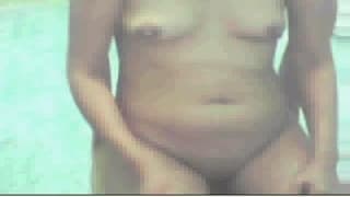 Sie zieht sich aus und zeigt ihre Minimöpse