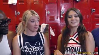 Neugierige Cheerleader ficken ihre Spieler