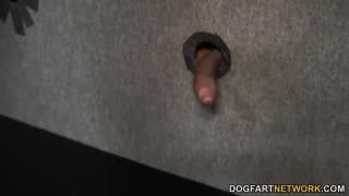 Blonde Stripperin bläst in einem Gloryhole Blonde Stripperin bläst in einem Gloryhole