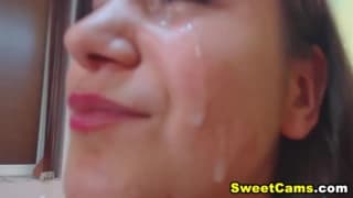 Sie bläst seinen Pimmel und fickt ihn