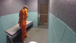 Sie wird gerne in einem Kostüm gefesselt