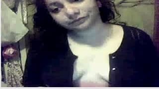 Sie zeigt ihre geilen Titten vor der Webcam