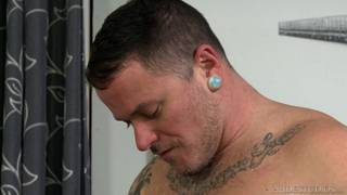 Peter Fields wird von Max Cameron genagelt