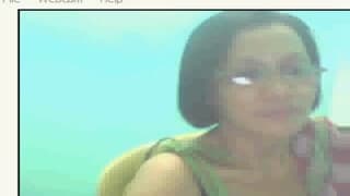 Hier berührt eine reife Frau sich selbst