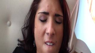 Diese Latina spielt mit ihrem Arsch