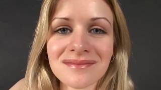 Süße Blondine masturbiert bis sie kommt