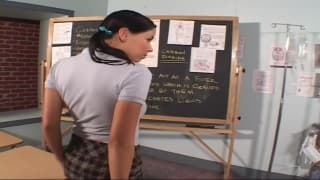 Eine Brünette mit hartem Schwanz im Arsch