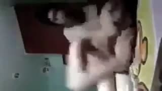 Notgeiles Paar fickt und bläst sehr hart