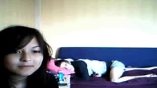 Es wird mit ihrer Muschi auf dem Sofa gespielt