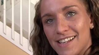 Tiffany penetriert sich mit einem Glasdildo