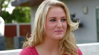 Payton Simmons bläst in roter Unterwäsche